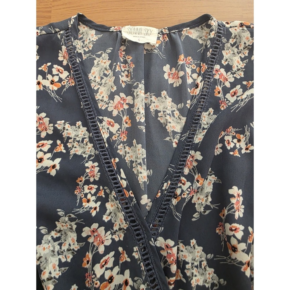 Sienna Sky Floral Wrap Peplum Blouse Blue V-Neck Short Sleeve Top Small - Picture 4 of 12